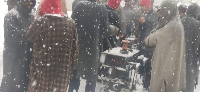 Amid snowfall, Kangan residents stage protest against PDD