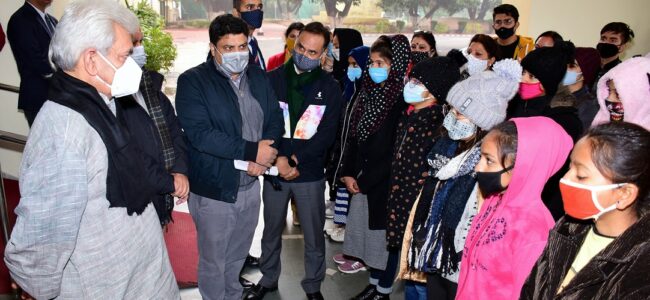 Lt Guv flags off Girls Contingent for 15 day Ski Course at Gulmarg