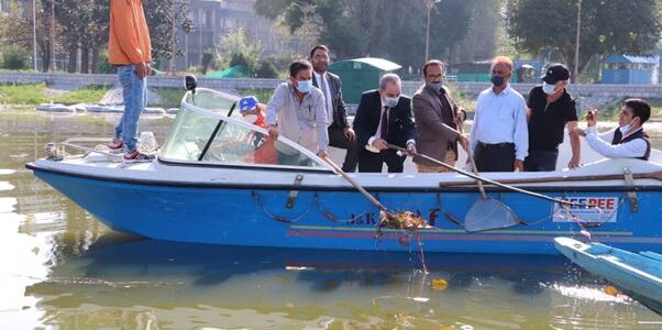 Justice Magrey launches Cleanliness drive in Dal Lake Justice Magrey launches Cleanliness drive in Dal Lake