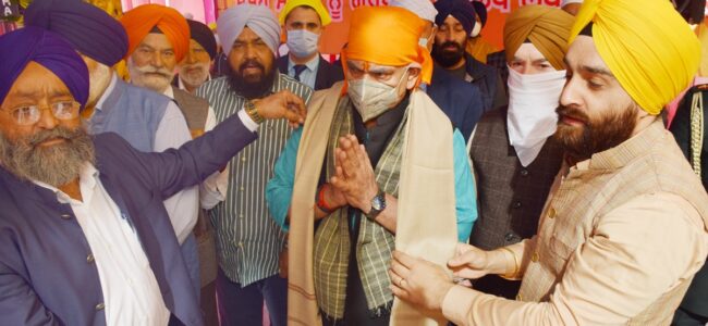 Lt Governor pays obeisance at Gurudwara Sahib, Chand Nagar