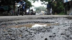 Pulwama residents demand urgent repairs of vital Chakoora-Panzgam, Panzgam-Kawini roads