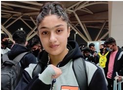 Advisor Farooq greets Sadiq for winning Gold Medal in Moscow Wushu Stars Championship