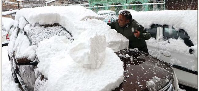 Most areas across Kashmir receive fresh snowfall, gusty winds wreak havoc at many places Most areas across Kashmir receive fresh snowfall, gusty winds wreak havoc at many places