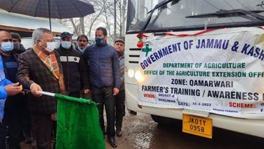 Advisor Farooq Khan inaugurates sale of vegetable seedlings