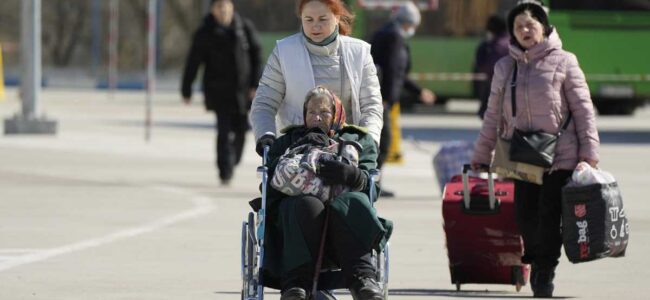 Thousands flee Mariupol as Russians advance