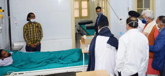 Lt Guv visits SMHS hospital, enquires about the condition of two labourers injured in recent militant attacks