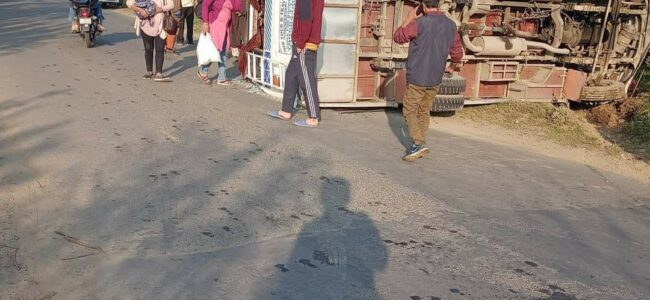 Six tourists injured as mini-bus turns turtle in Srigufwara south Kashmir Six tourists injured as mini-bus turns turtle in Srigufwara south Kashmir