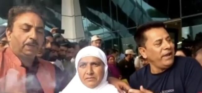 Kashmiri Pandits welcome Hajis returning from Saudi Arabia, recite praises for Prophet