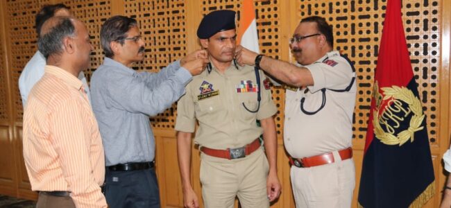 DGP decorates Vijay Kumar (IPS) on his promotion as ADGP DGP decorates Vijay Kumar (IPS) on his promotion as ADGP