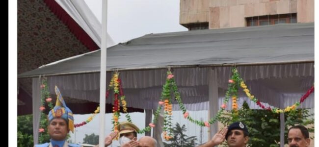Chief Justice Mithal hoists National Flag at High Court in Srinagar Chief Justice Mithal hoists National Flag at High Court in Srinagar
