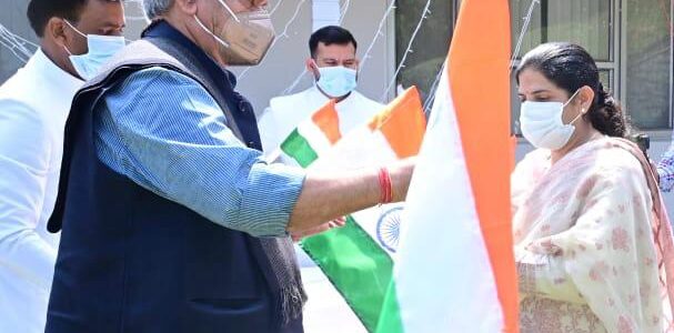 Lt Governor starts Har Ghar Tiranga campaign; Distributes National flags among Raj Bhawan staff