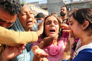 Emotional scenes at cremation of slain Kashmiri pandit in Jammu Emotional scenes at cremation of slain Kashmiri pandit in Jammu