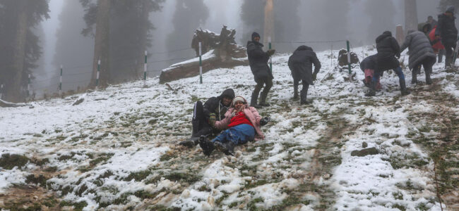 Govt cites capacity crunch in Gulmarg, stops all new registrations for guides and helpers