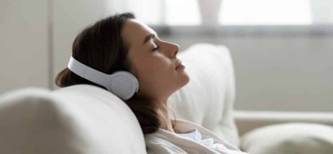 Over 1 billion youngsters at hearing loss risk due to headphones, loud music: Study