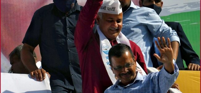 MCD polls: Trends show AAP inching ahead of BJP; Cong far behind MCD polls: Trends show AAP inching ahead of BJP; Cong far behind