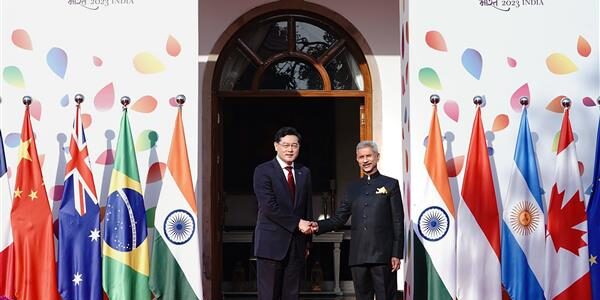 Jaishankar meets Chinese counterpart, focus on border situation