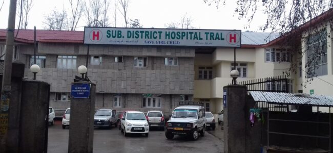 Tral residents demand adequate staff at SDH Tral