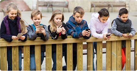 Handing phone to your babies could delay their speech, problem-solving skills: DAK Handing phone to your babies could delay their speech, problem-solving skills: DAK