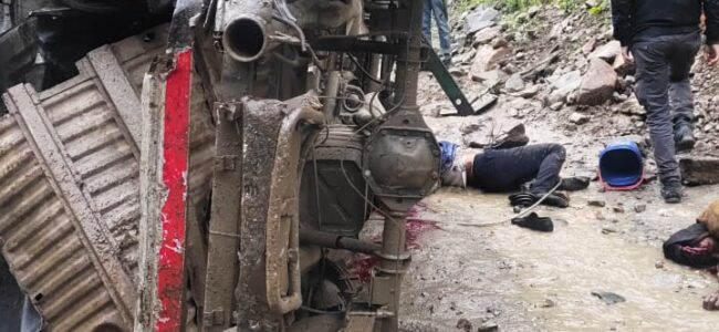 Vehicle falls into gorge in Kishtwar, six feared dead Vehicle falls into gorge in Kishtwar, six feared dead