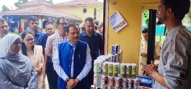 Advisor Bhatnagar inaugurates 10 day Exhibition-cum-Mega sale at Kashmir Haat Advisor Bhatnagar inaugurates 10 day Exhibition-cum-Mega sale at Kashmir Haat