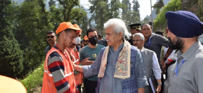 Lt Governor visits Nunwan, Chandanwari base camps