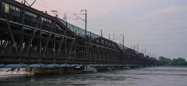 Yamuna water level rises close to evacuation mark in Delhi Yamuna water level rises close to evacuation mark in Delhi