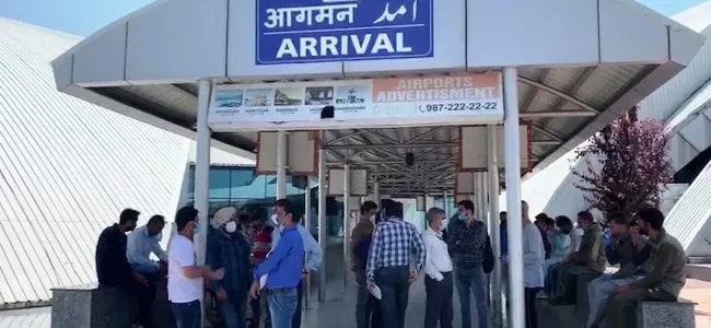 Dense fog disrupts normal life in Kashmir, delays flights at Srinagar airport