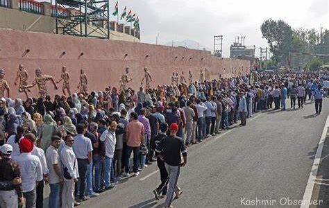 Thousands attend Independence Day function in Kashmir, authorities do away with restrictions in Srinagar