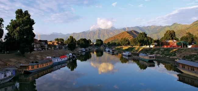 Pampore residents demand repair of Jhelum embankments