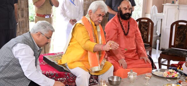 Lt Governor performs Pujan of Shri Amarnathji Chhari Mubarak