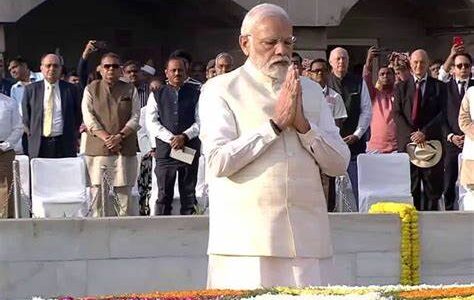 PM Modi pays tribute to Mahatma Gandhi at Rajghat