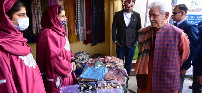 Lt Governor visits Handicraft and Handloom Exhibition at Kashmir Haat