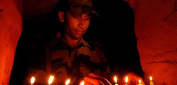 Northern Army commander visits LoC areas in J-K’s Akhnoor, celebrates Diwali with troops