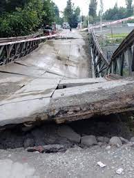 Unsafe Zawoora  Shopian bridge puts commuters lives at risk