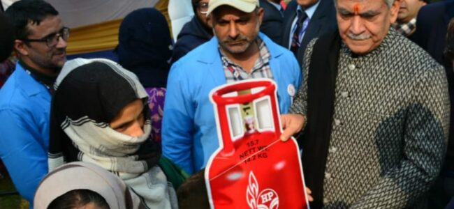 Lt Governor joins Viksit Bharat Sankalp Yatra in Srinagar