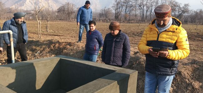 Director Agriculture visits Khanmoh , Balhama areas of Srinagar