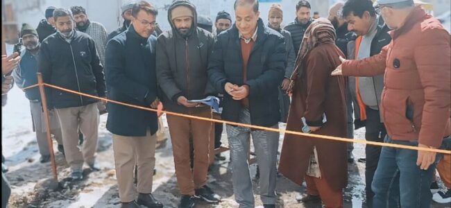 Director Sericulture visits Kangan