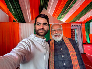 Modi takes selfie with Kashmiri youth, calls him ‘friend’ Modi takes selfie with Kashmiri youth, calls him ‘friend’