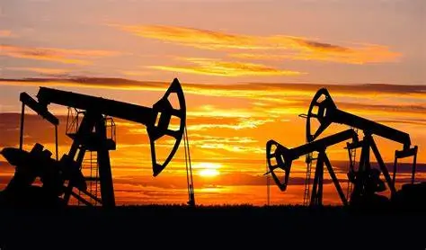 Oil prices keep falling, while US stocks hang near their record highs