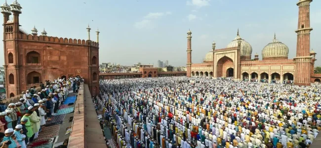 Moon sighted, Eid to be celebrated in India on Monday Moon sighted, Eid to be celebrated in India on Monday