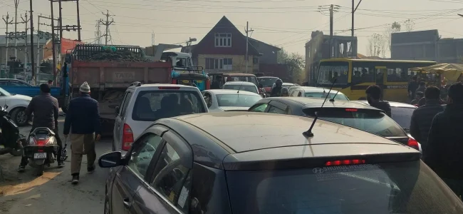 Frequent Traffic jam in Shopian town irks commuters