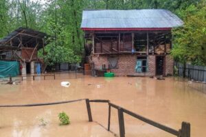 Jhelum nearing warning level, flood duty officials asked to report immediately Jhelum nearing warning level, flood duty officials asked to report immediately
