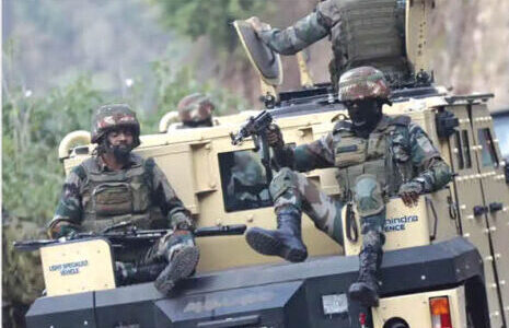 Army commander reviews counter-terror grid in Kishtwar amid gunfight with terrorists Army commander reviews counter-terror grid in Kishtwar amid gunfight with terrorists