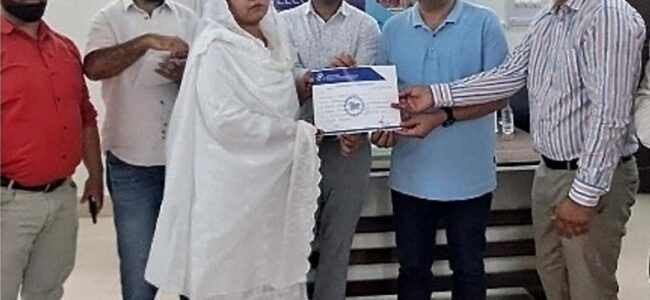 Director JKEDI awards certificates to Tejaswini Scheme beneficiaries Director JKEDI awards certificates to Tejaswini Scheme beneficiaries
