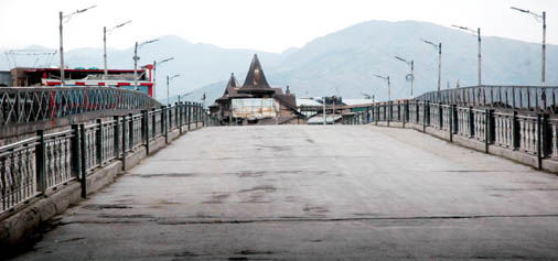Admin begins Fencing of bridges at Nawa Kadal, Fateh kadal , Gow kadal, Safakadal and Noor Jahan Bridge Qamarwari Admin begins Fencing of bridges at Nawa Kadal, Fateh kadal , Gow kadal, Safakadal and Noor Jahan Bridge Qamarwari
