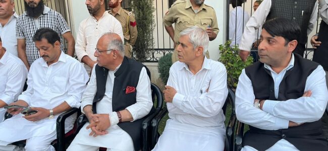 Former MLA Nizamuddin Bhat joins Congress in Srinagar