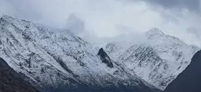 Fresh snowfall in higher reaches of Kashmir, temperature dips