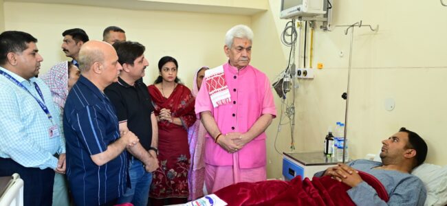 Lieutenant Governor visits GMC Jammu, enquires about the health of Police personnel injured in Kathua Lieutenant Governor visits GMC Jammu, enquires about the health of Police personnel injured in Kathua