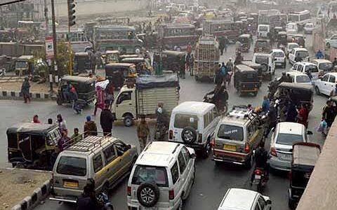 Persistent traffic jams in Pulwama town cause widespread disruptions