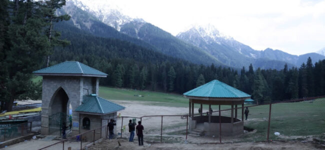Tourists observe two-minute silence at Razdan Pass, pay tribute to Pahalgam attack victims